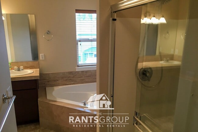Building Photo - Spacious 4-Bedroom Craftsman Home in Lacey!
