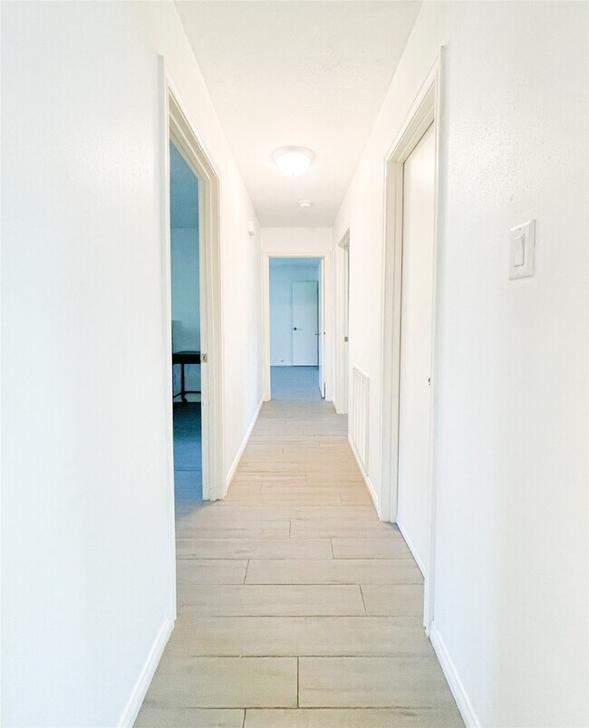 Building Photo - 13607 Fernhill Dr