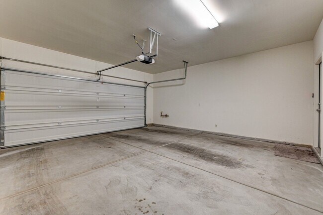 Building Photo - AMAZING 2 Story, 5 Bedroom Home in Gated community!