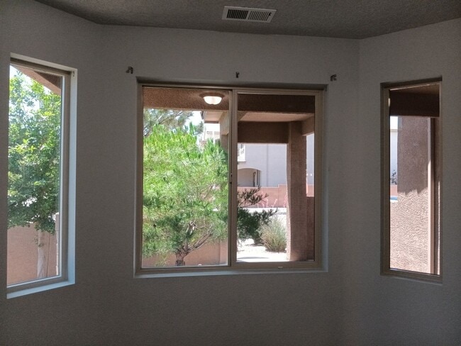 Building Photo - 5 Bedroom, 3 Bathroom Home! Schedule a Showing Today!