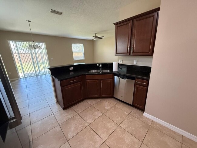 Building Photo - Beautiful 3 bedroom, 2.5 bath recently ren...