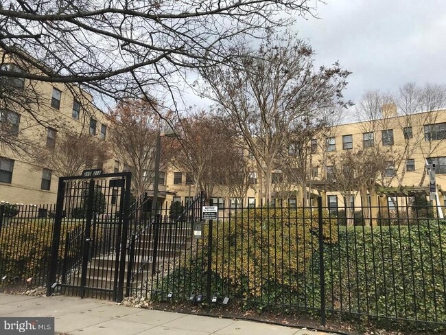 Building Photo - 212 Oakwood St SE