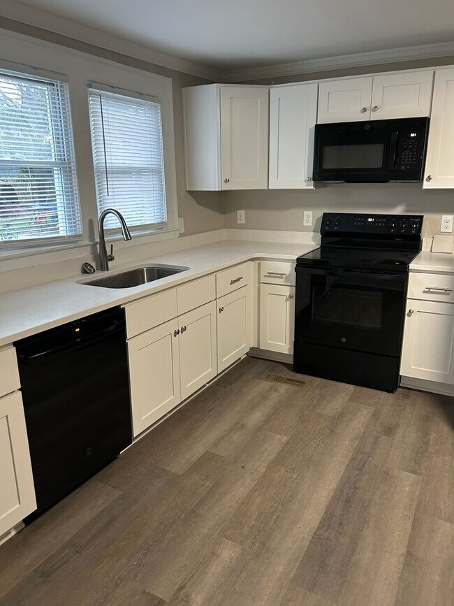 Building Photo - 2848 N Glenn Ave