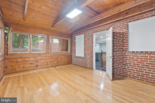 Building Photo - 2913 Collins Ave