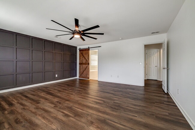 Building Photo - Spacious & Convenient