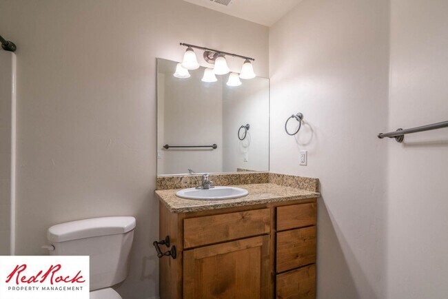 Building Photo - 3 Bedroom Townhome Near Freeway & Shopping