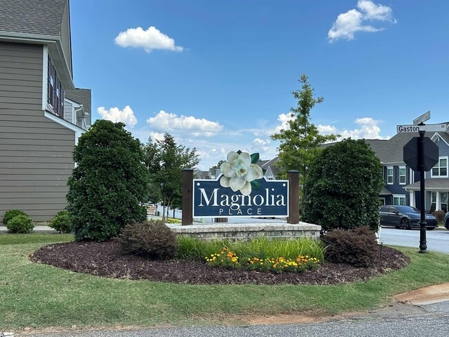 Building Photo - 121 Magnolia St