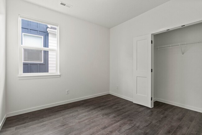 Building Photo - 604 S Crescent Ln