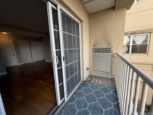 Building Photo - 543 Main St