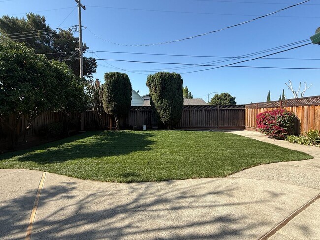Building Photo - Spacious 5 bedroom 2.5 bath home in San Jose