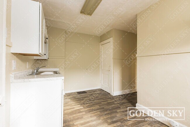 Building Photo - 2937 N Kenwood Ave