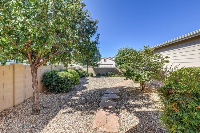 Building Photo - Upgraded 3 bed 2 bath StoneRidge Beauty!