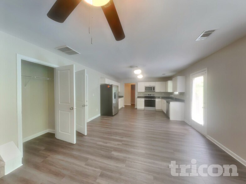 Building Photo - 325 Nutwood Trce