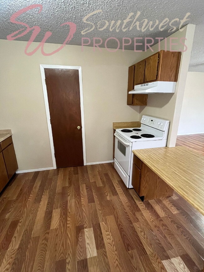 Building Photo - Move in Ready 2 bedroom 1 bath apartment -- Walk to Campus!