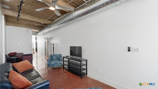 Building Photo - 222 Losoya St