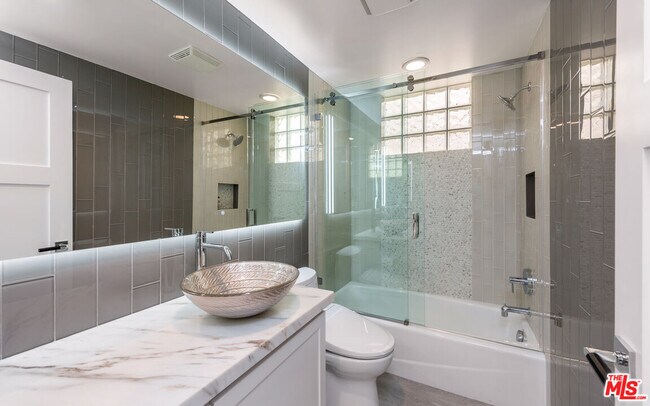 Building Photo - 3461 Ocean Dr
