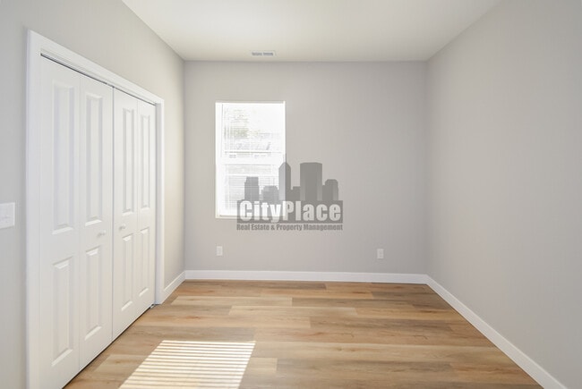 Building Photo - 2801 E Riverside Dr