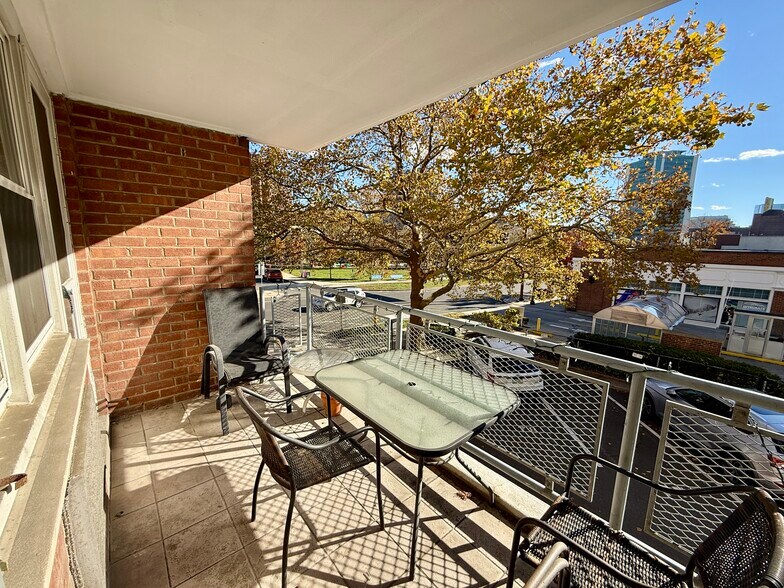 Building Photo - 444 Bedford St