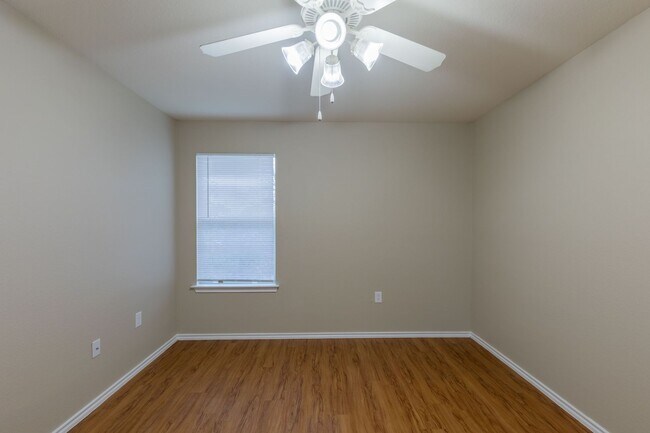 Building Photo - Charming 3BR/2.5BA Home with Spacious Back...