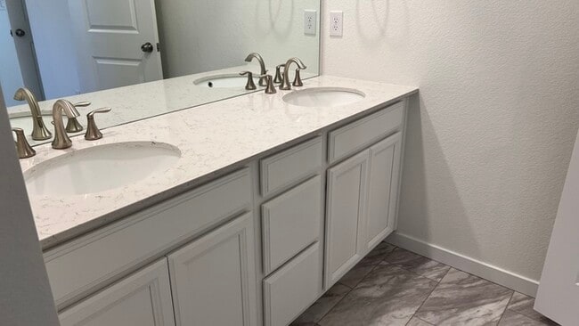 Building Photo - Charming 3 beds 2 baths in Commerce City!