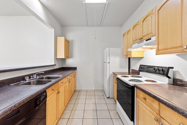 Building Photo - Massive 3 Bedroom, 3 Bath Duplex