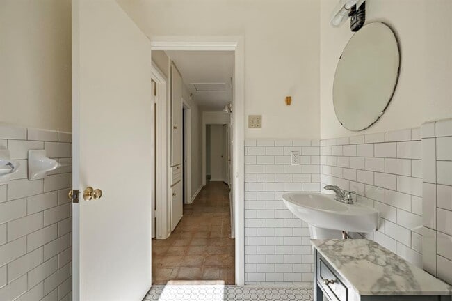 Building Photo - 6709 Tampa Cove