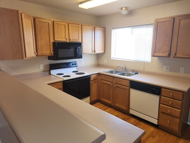 Building Photo - 2-Bedroom Briargate Townhouse