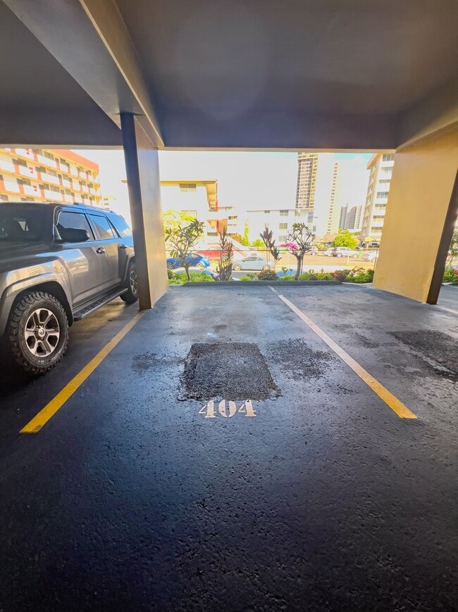 Building Photo - 2 Bed / 1 Bath Apartment in Salt Lake – Great Location!