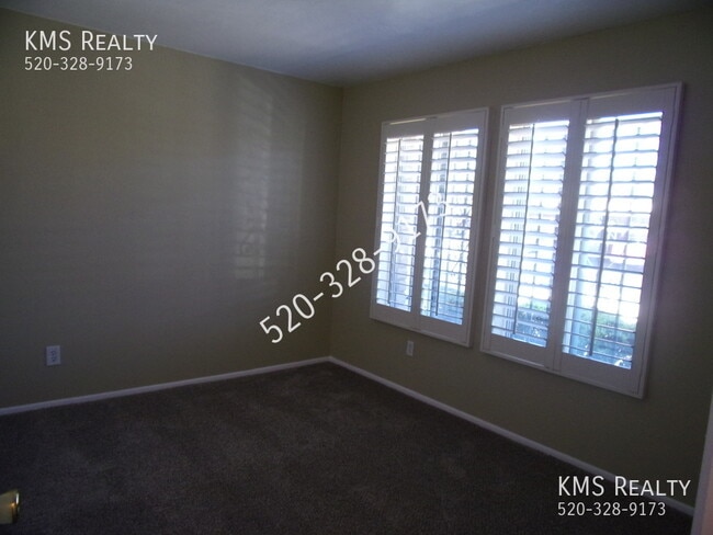 Building Photo - 702 S Pantano Rd