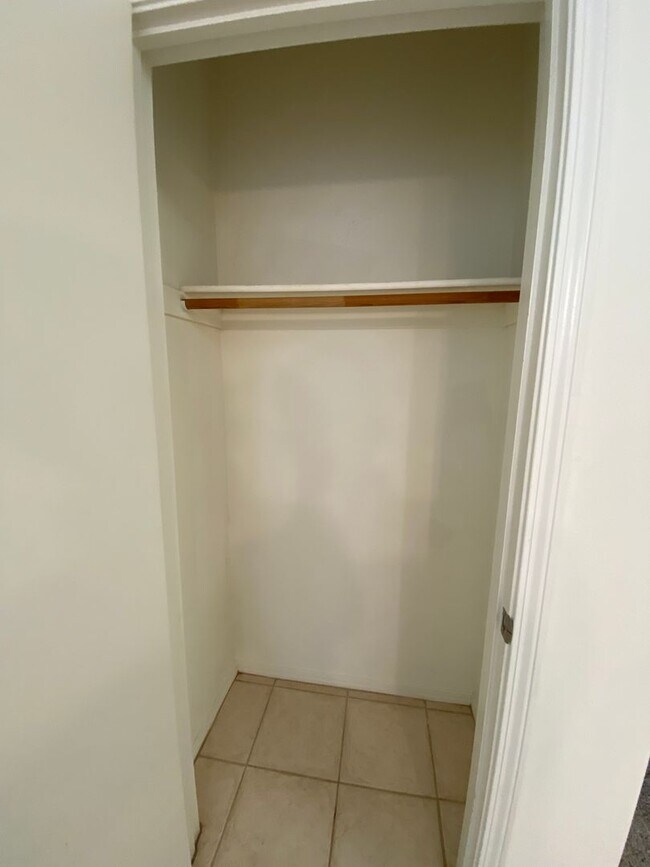 Building Photo - Centrally Located Downstairs Condo in the Oak Creek Villas