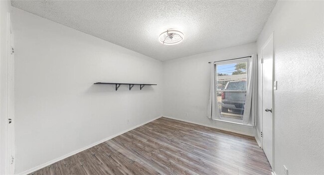 Building Photo - 2401 Manor Rd