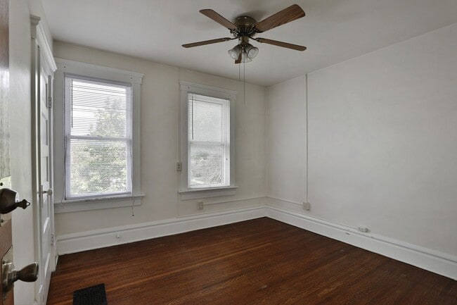Building Photo - 117 E Lane Ave