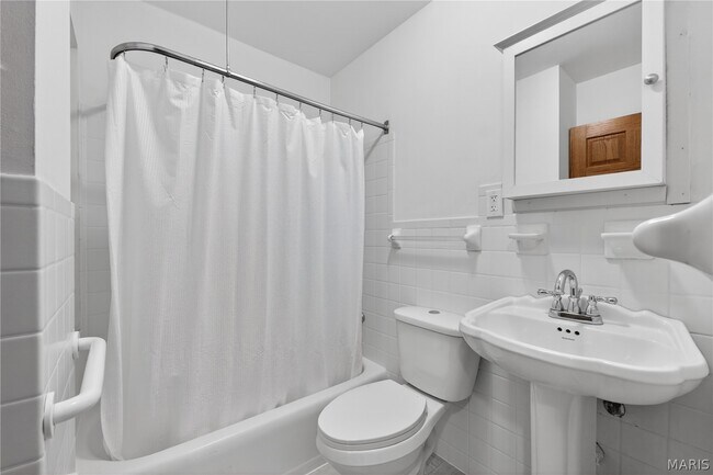 Building Photo - 21 Fern Ridge Ave