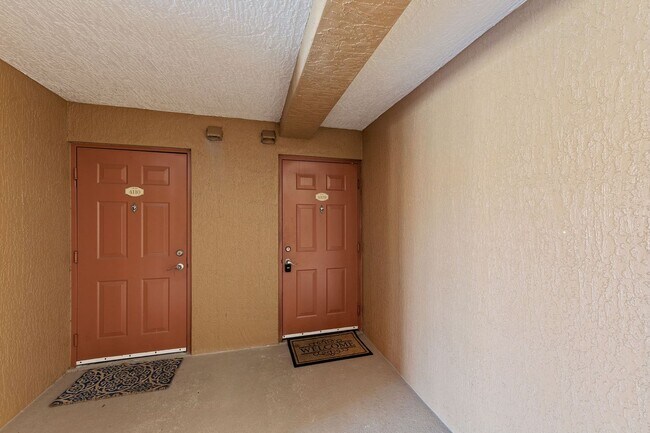 Building Photo - ANNUAL UNFURNISHED 2/2 IN NAPLES!!