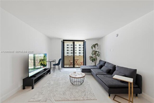 Building Photo - 1621 Collins Ave