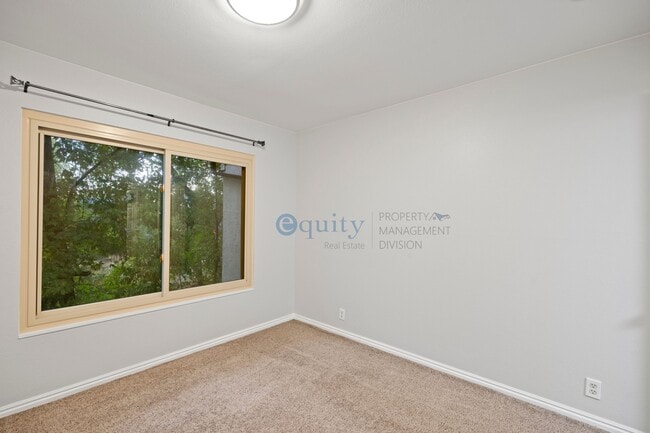 Building Photo - 989 Creekhill Ln