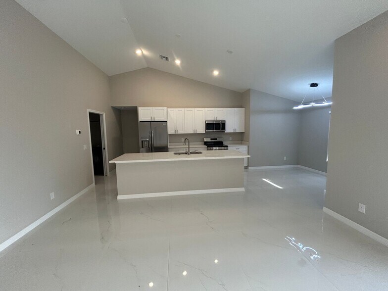 Building Photo - 2601 NE Juanita Pl