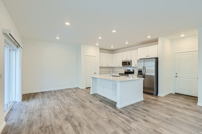 Building Photo - 637 Thistle Pl