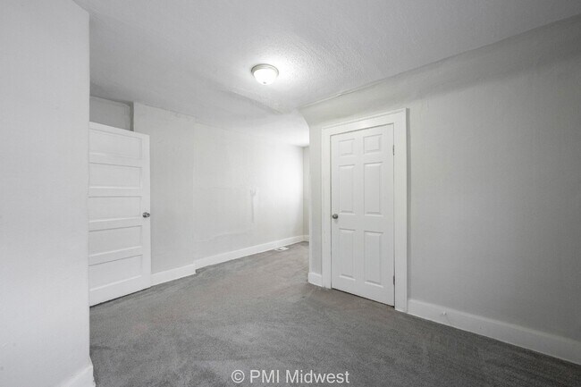 Building Photo - Charming 2-Bed, 2-Bath Duplex in Indianapolis