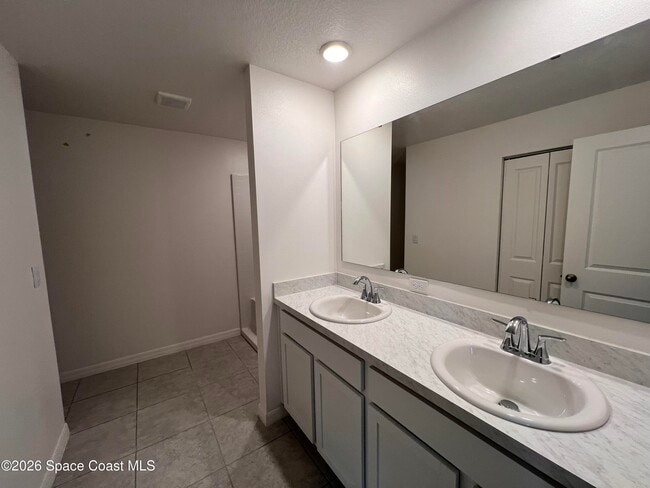 Building Photo - 991 La Belle Ave SW