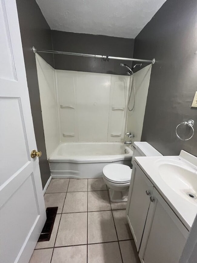 Building Photo - 2 bedroom, 1 bathroom home located in the heart of Lexington