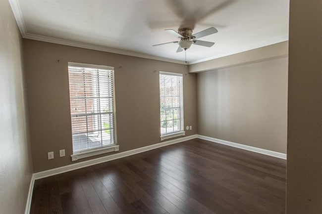 Building Photo - 359 N Post Oak Ln