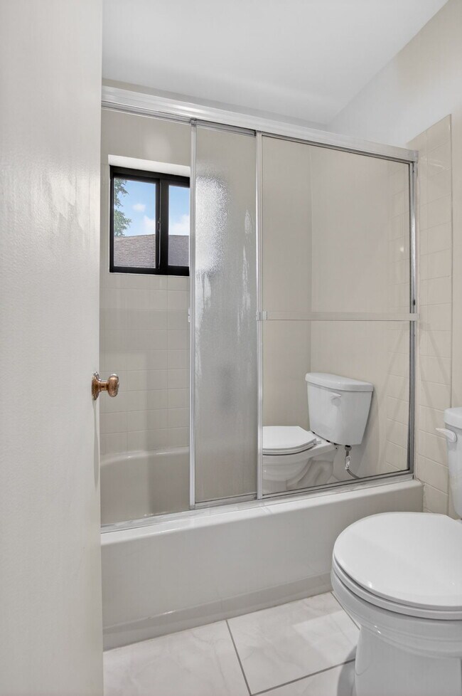 Building Photo - "Spacious 2-Bed, 2-Bath Boynton Beach Gem with Modern Granite Elegance – 1400 Sq Ft!"