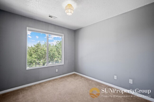 Building Photo - 1574 Calais Ct