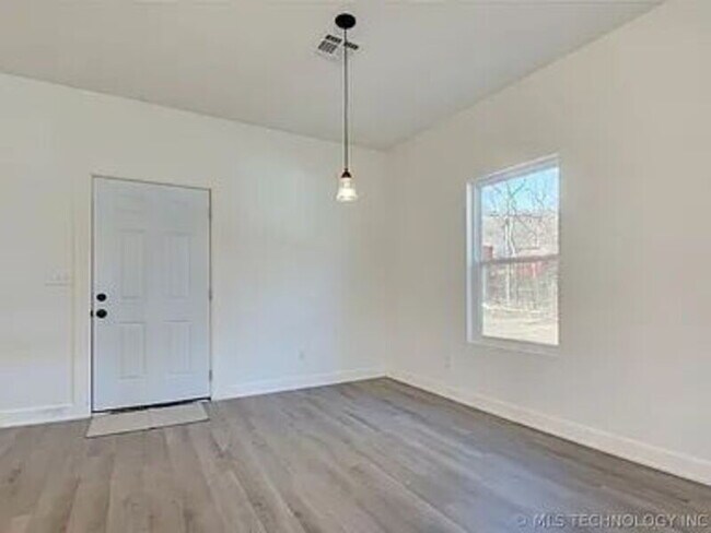 Building Photo - 3608 S 31st W Ave