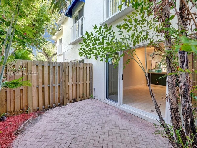 Building Photo - 835 NE 19th Ave