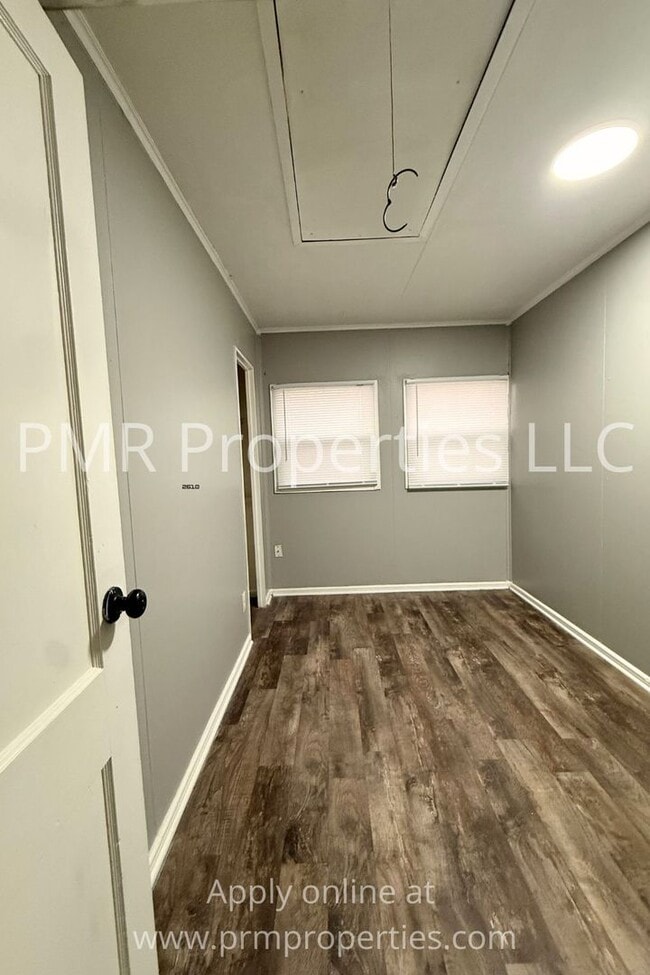 Building Photo - 3 Bedrooms / 1 Bathroom House