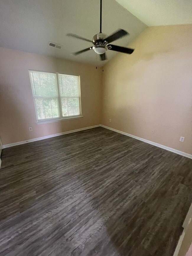 Building Photo - Adorable 3 bedroom 2 bath home . Located o...