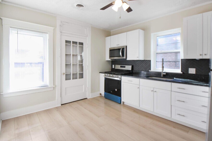 Building Photo - 7104 Tulane Ave