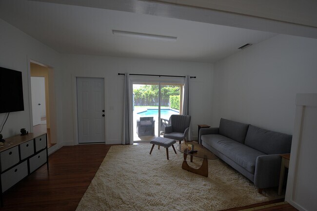 Building Photo - 717 N E St